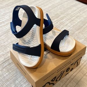 Like new native Charley Sandal